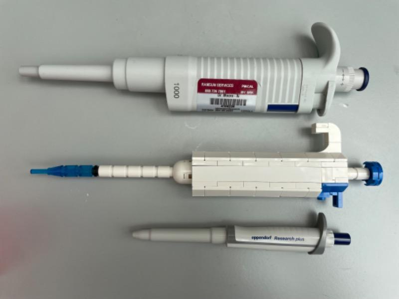 Custom LEGO® Lab Set - Micropipette | Gift for Biologists, Medical Lab Technicians, and Biology Enthusiasts - Customer Photo From Xi Chen