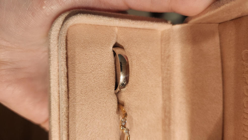 Mario 18K Gold Unisex Wedding Band - Customer Photo From Nicki Vogt