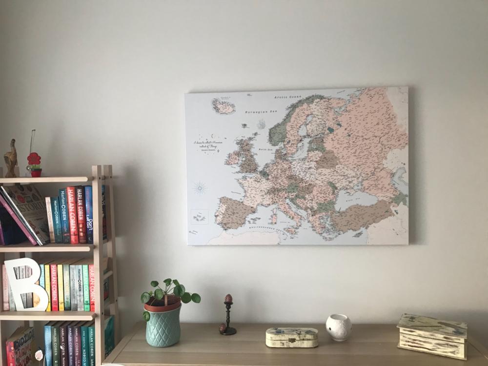 Europos žemėlapis su smeigtukais - Retro melsvas (Detalus) - Vidutinis (100×70 cm) €117 - Customer Photo From Eleonora Balsevič
