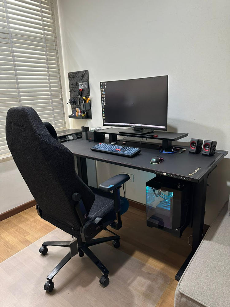 Secretlab MAGNUS Pro - Box 2 - Motorised Leg Columns (Plug Type G) - Customer Photo From Eric Leong