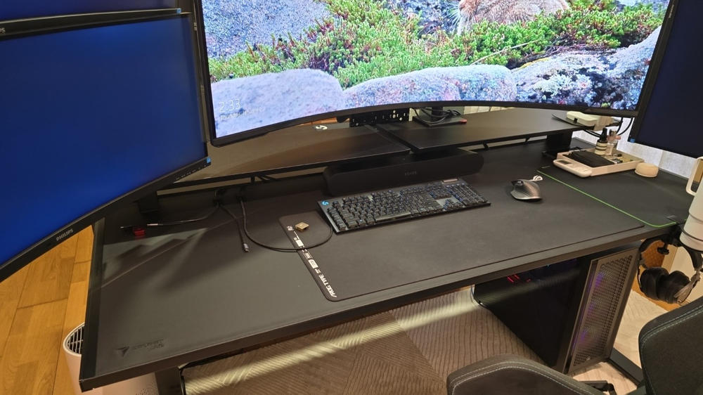 Secretlab MAGNUS Pro XL - Box 2 - Motorised Leg Columns (Plug Type G) - Customer Photo From Wui Leng Heng