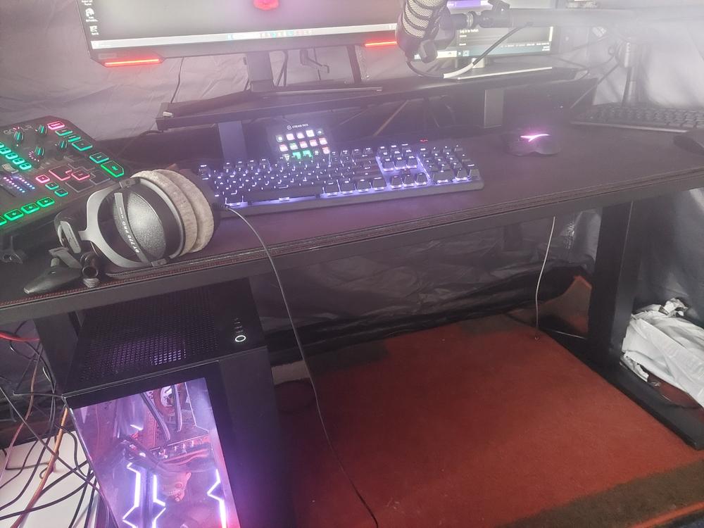 Secretlab MAGNUS Pro - Box 2 - Motorised Leg Columns (Plug Type I) - Customer Photo From Daniel Bygrave