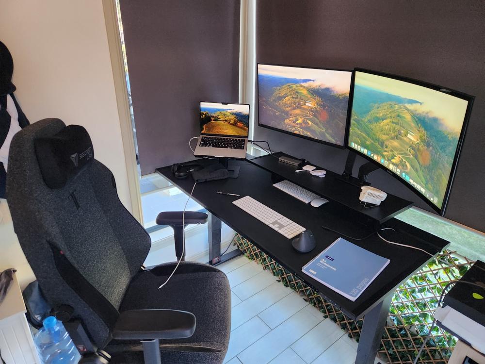 Secretlab MAGNUS Pro - Box 2 - Motorised Leg Columns (Plug Type I) - Customer Photo From Dan Stevens