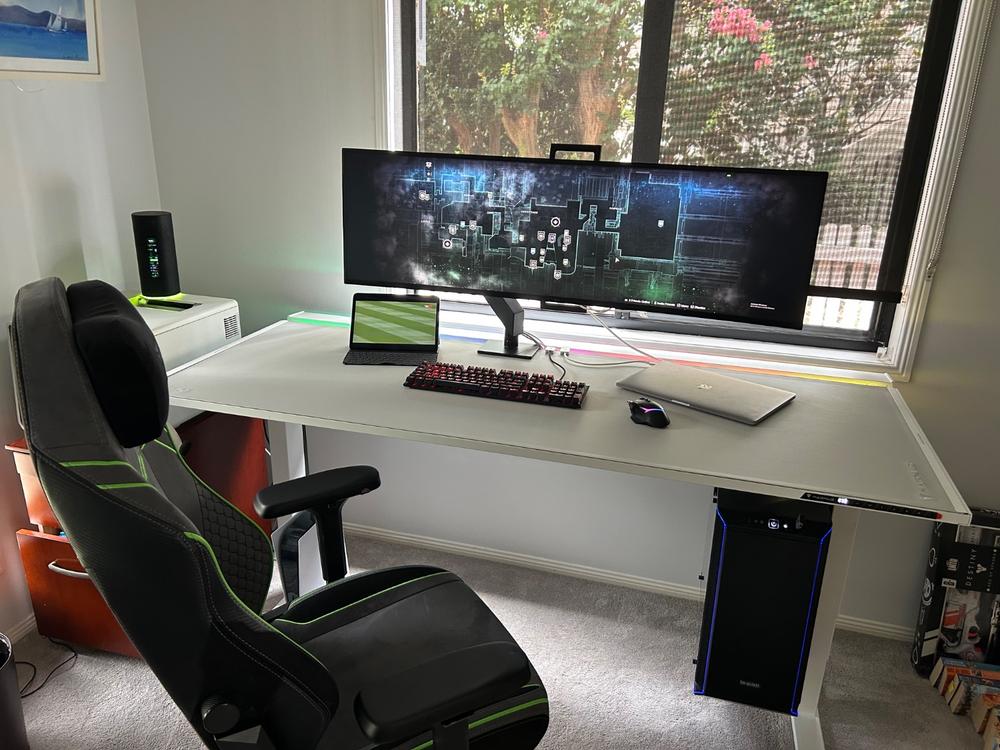 Secretlab Magnus Pro XL 1.7m Motorised Leg Columns (Type-I) - White - Box 2 - Customer Photo From Simon Pett