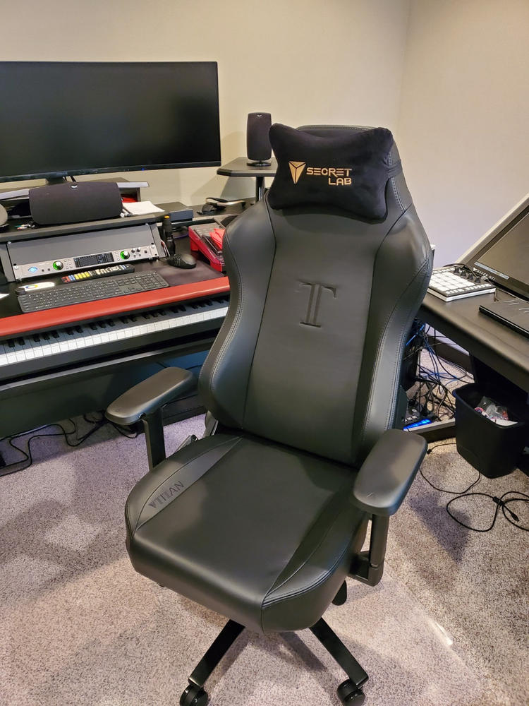 TITAN XL series gaming chairs Secretlab EU
