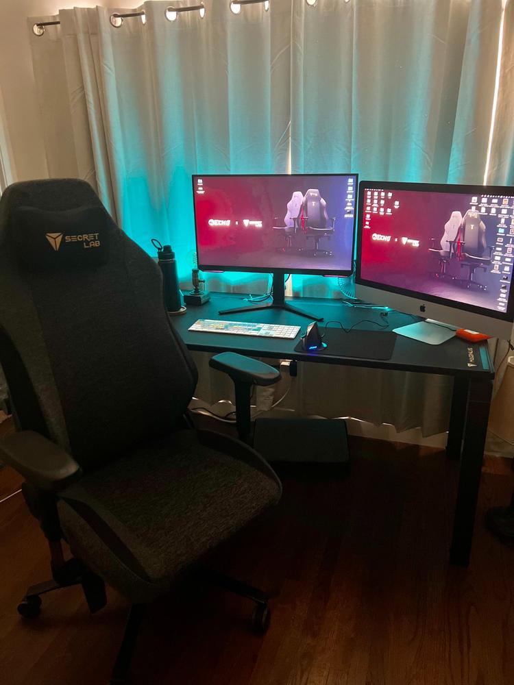 Secretlab Magnetic Headphone Hanger - Customer Photo From Alberto Lucero