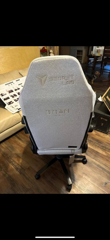 Secretlab TITAN Evo - Small - Secretlab SoftWeave™ Plus Fabric - Customer Photo From Erick Chavez