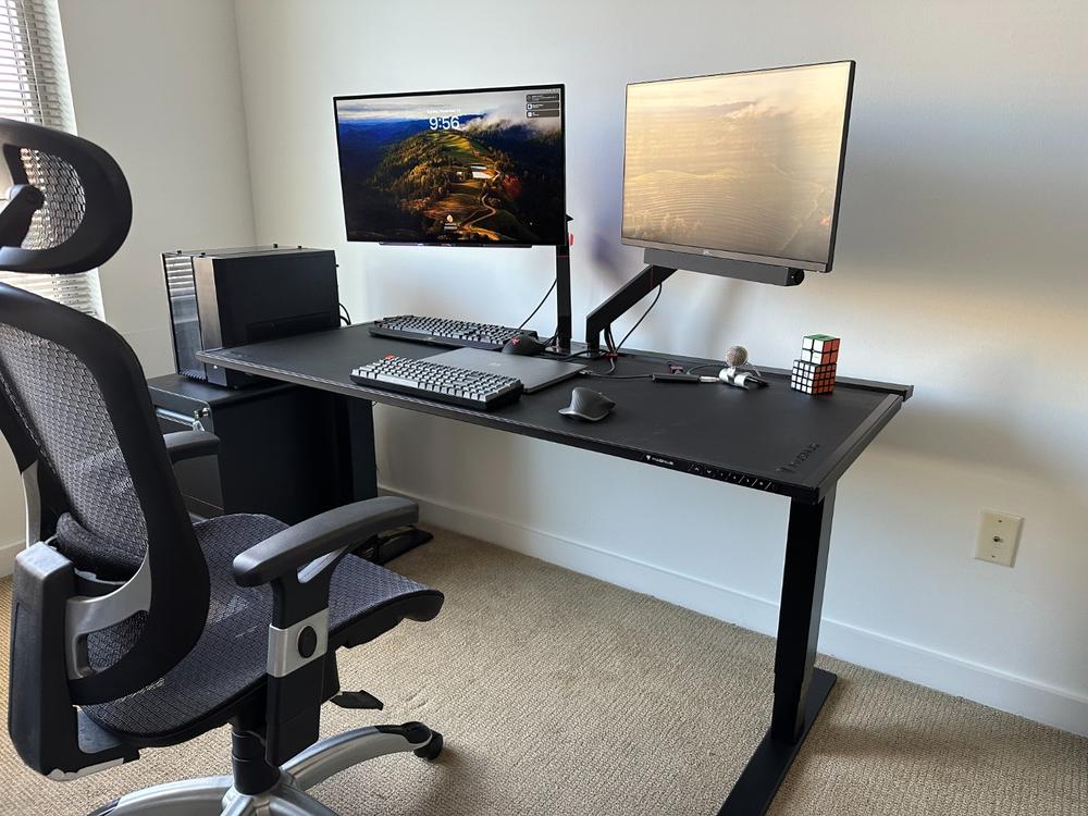 Secretlab MAGNUS Pro - Box 2 - Motorised Leg Columns (Plug Type B) - Customer Photo From Jacob Engelbrecht