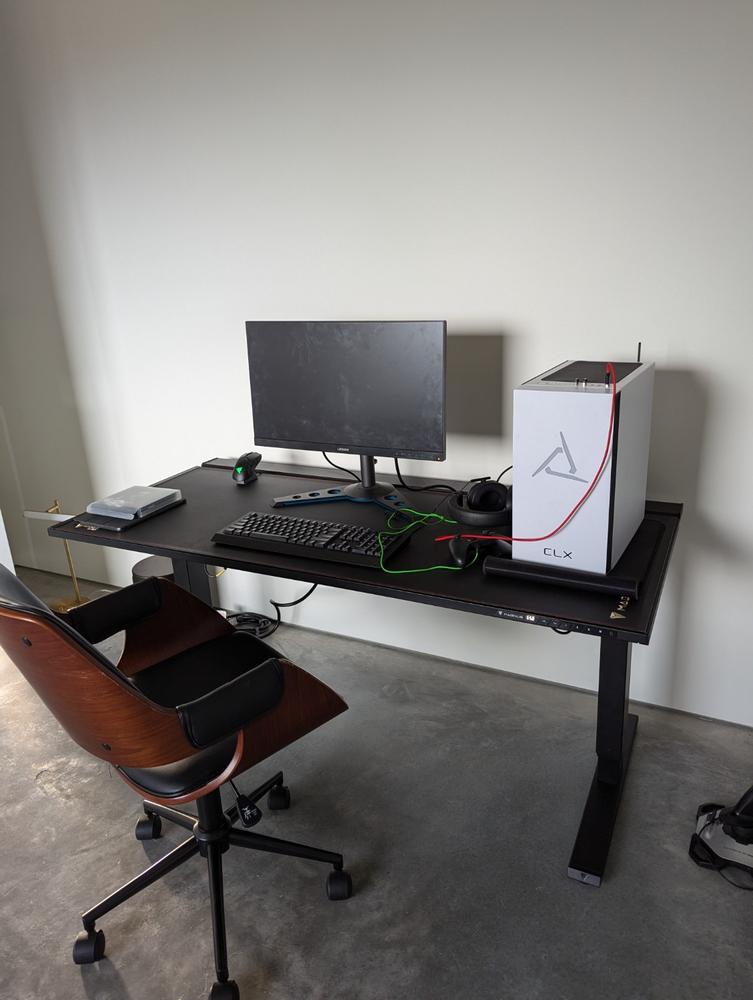 Secretlab MAGNUS Pro - Box 2 - Motorised Leg Columns (Plug Type B) - Customer Photo From Noel Larsen