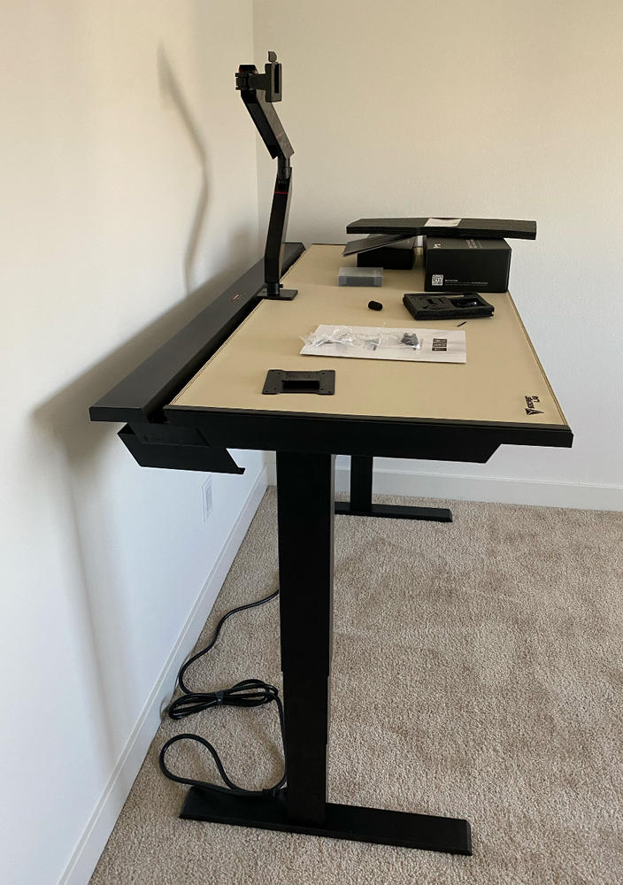 Secretlab MAGNUS Pro - Box 2 - Motorised Leg Columns (Plug Type B) - Customer Photo From SAMER YOUSSEF