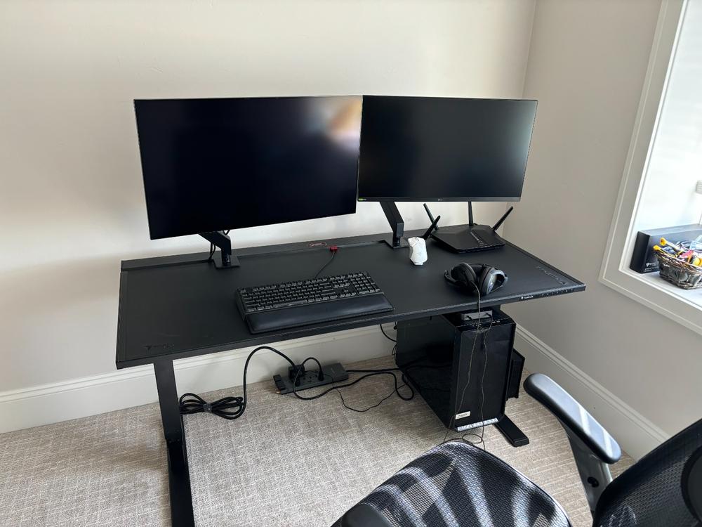 Secretlab MAGNUS Pro - Box 2 - Motorised Leg Columns (Plug Type B) - Customer Photo From Dustin Falk