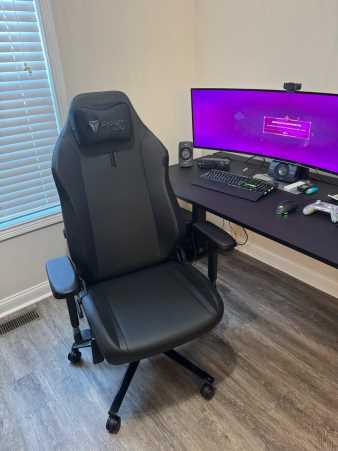 Secretlab MAGNUS Pro XL - Box 2 - Motorised Leg Columns (Plug Type B) - Customer Photo From Alexander Ferrara