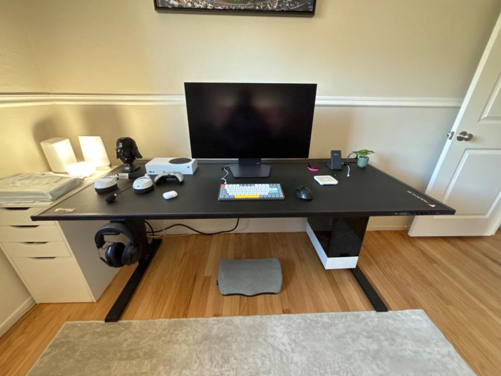 Secretlab MAGNUS Pro XL - Box 2 - Motorised Leg Columns (Plug Type B) - Customer Photo From Hunter Willoughby