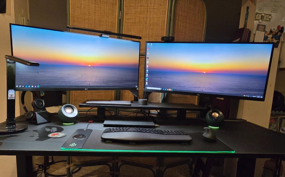 Secretlab MAGNUS Pro XL - Box 2 - Motorised Leg Columns (Plug Type B) - Customer Photo From Gaurang Bhatt