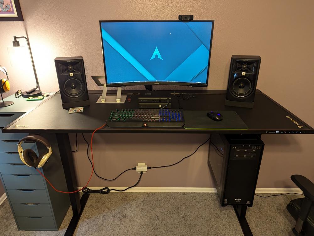 Secretlab MAGNUS Pro XL - Box 2 - Motorised Leg Columns (Plug Type B) - Customer Photo From Bradley Bowman