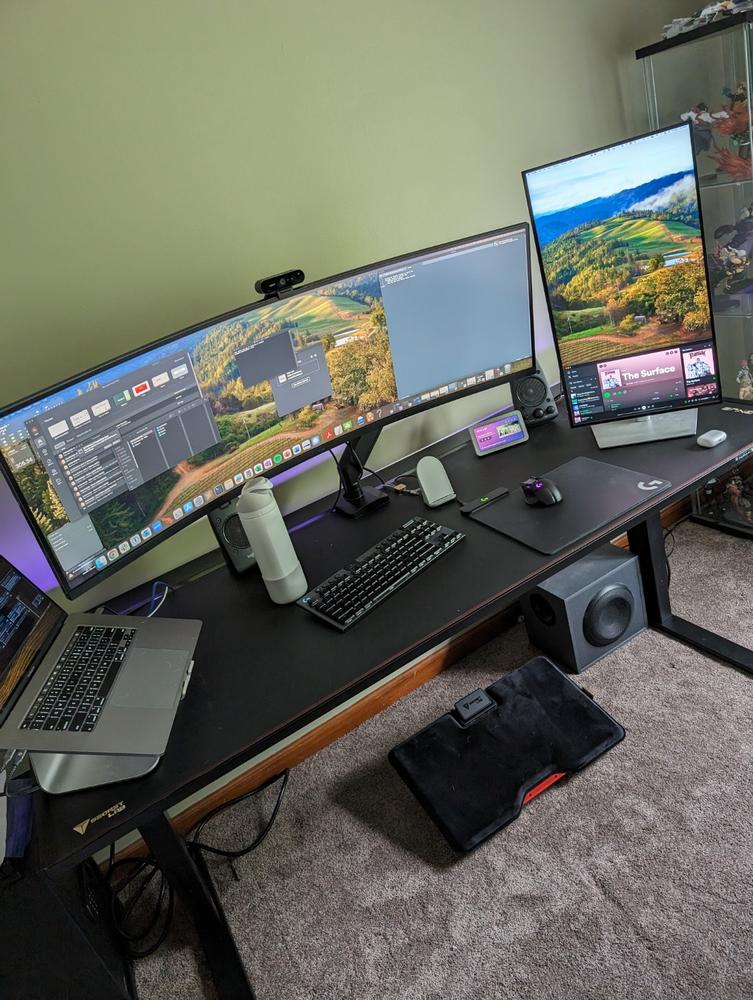 Secretlab MAGNUS Pro XL - Box 2 - Motorised Leg Columns (Plug Type B) - Customer Photo From Tyler Lioi