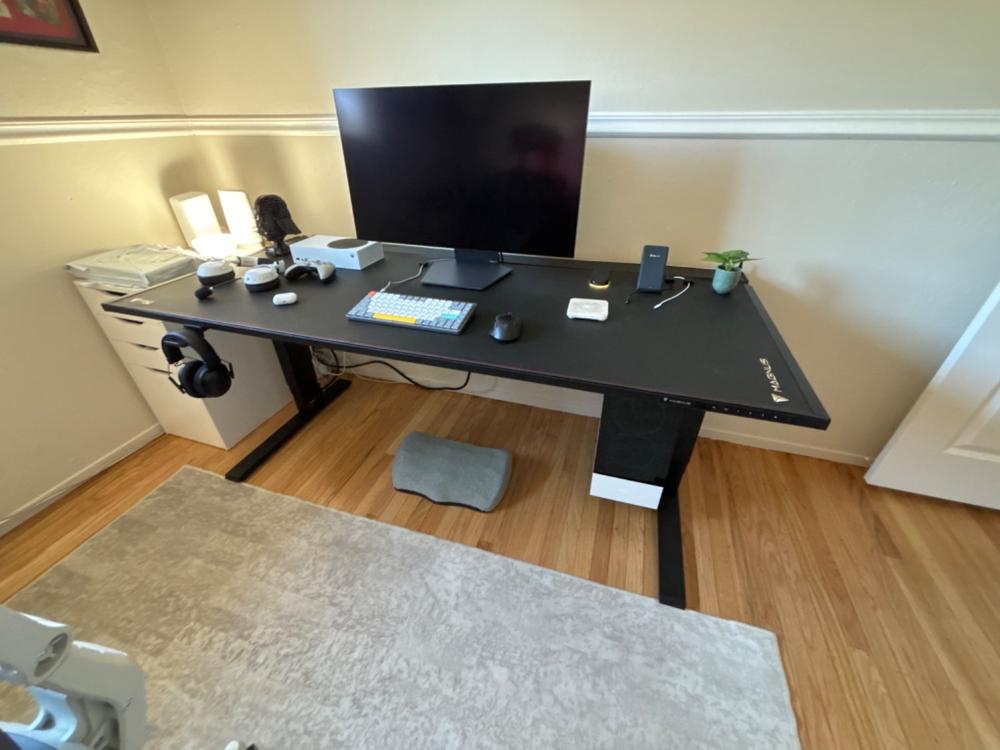 Secretlab MAGNUS Pro XL - Box 2 - Motorised Leg Columns (Plug Type B) - Customer Photo From Hunter Willoughby