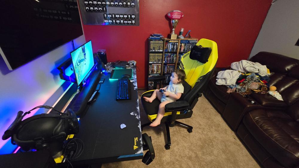 Secretlab MAGNUS Pro XL - Box 2 - Motorised Leg Columns (Plug Type B) - Customer Photo From Nicholas Rasey