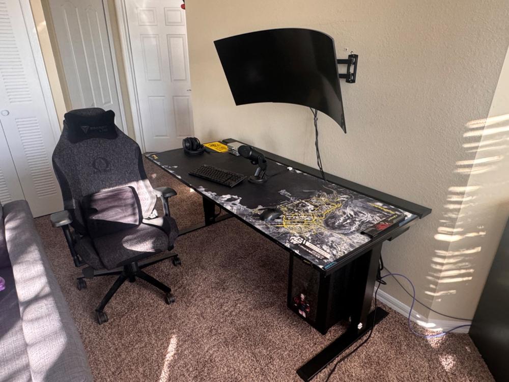 Secretlab MAGNUS Pro XL - Box 2 - Motorised Leg Columns (Plug Type B) - Customer Photo From Joshua Villasenor