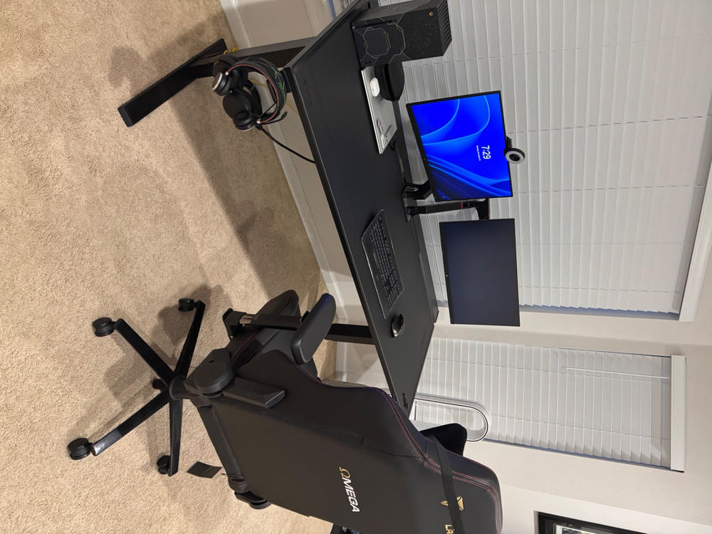 Secretlab MAGNUS Pro XL - Box 2 - Motorised Leg Columns (Plug Type B) - Customer Photo From Tyler Savoie