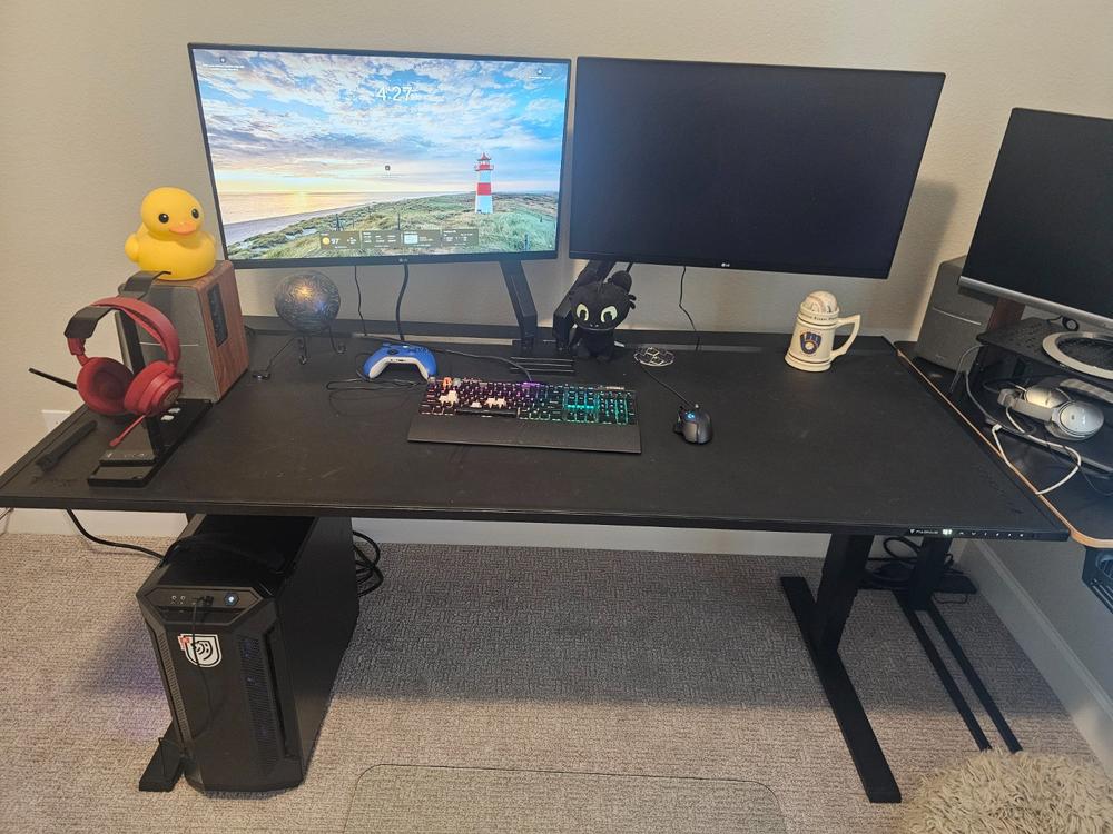 Secretlab MAGNUS Pro XL - Box 2 - Motorised Leg Columns (Plug Type B) - Customer Photo From Alex Plaetzer