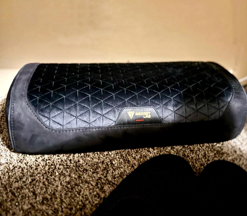 Secretlab Premium Footrest (PlushCell™ Memory Foam) - Customer Photo From Ariel Garza