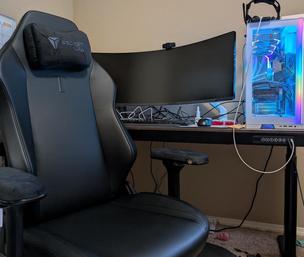 Secretlab MAGNUS Monitor Arm (Heavy Duty Edition) - Customer Photo From Heather Hagan