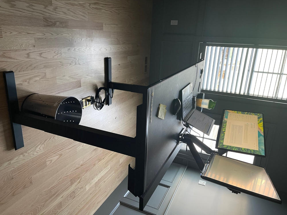 Secretlab Magnus Pro 1.5m Motorised Leg Columns (Type-B) - Box 2 - Customer Photo From Julia Lachman