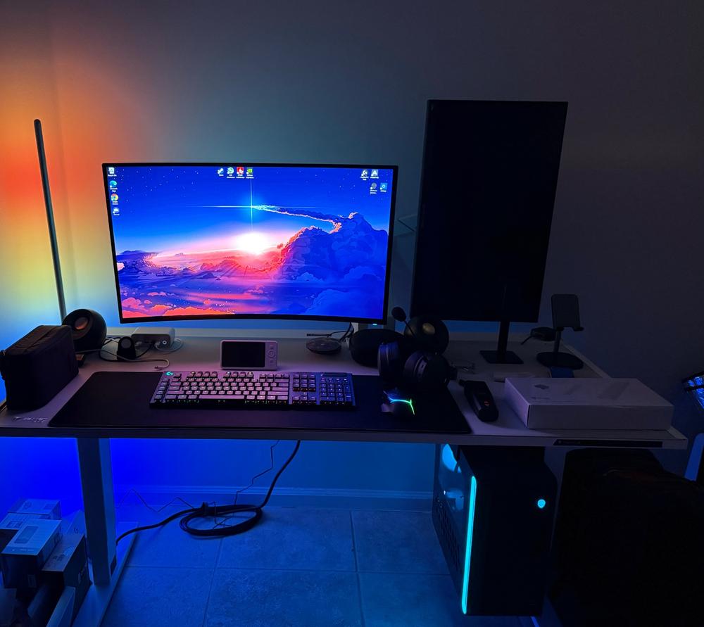 Secretlab Magnus Pro 1.5m Motorised Leg Columns (Type-B)- White - Box 2 - Customer Photo From Julian Perez-Paret