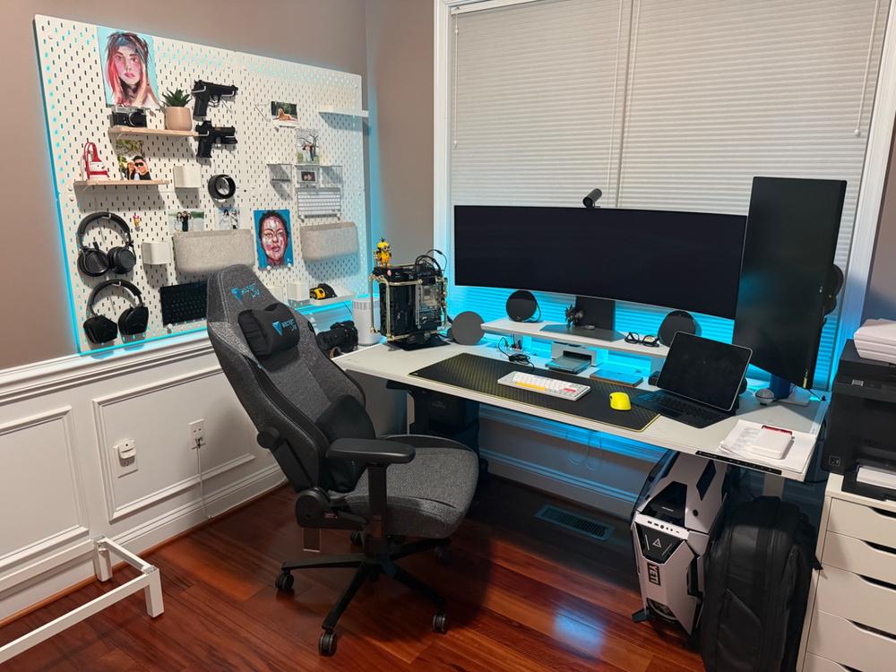 Secretlab Magnus Pro XL 1.7m Motorised Leg Columns (Type-B) - White - Box 2 - Customer Photo From douglas shin