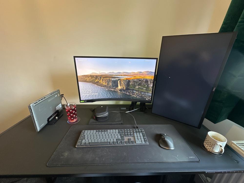 Secretlab MAGNUS Pro - Box 2 - Motorised Leg Columns (Plug Type G) - Customer Photo From Harrison Payne