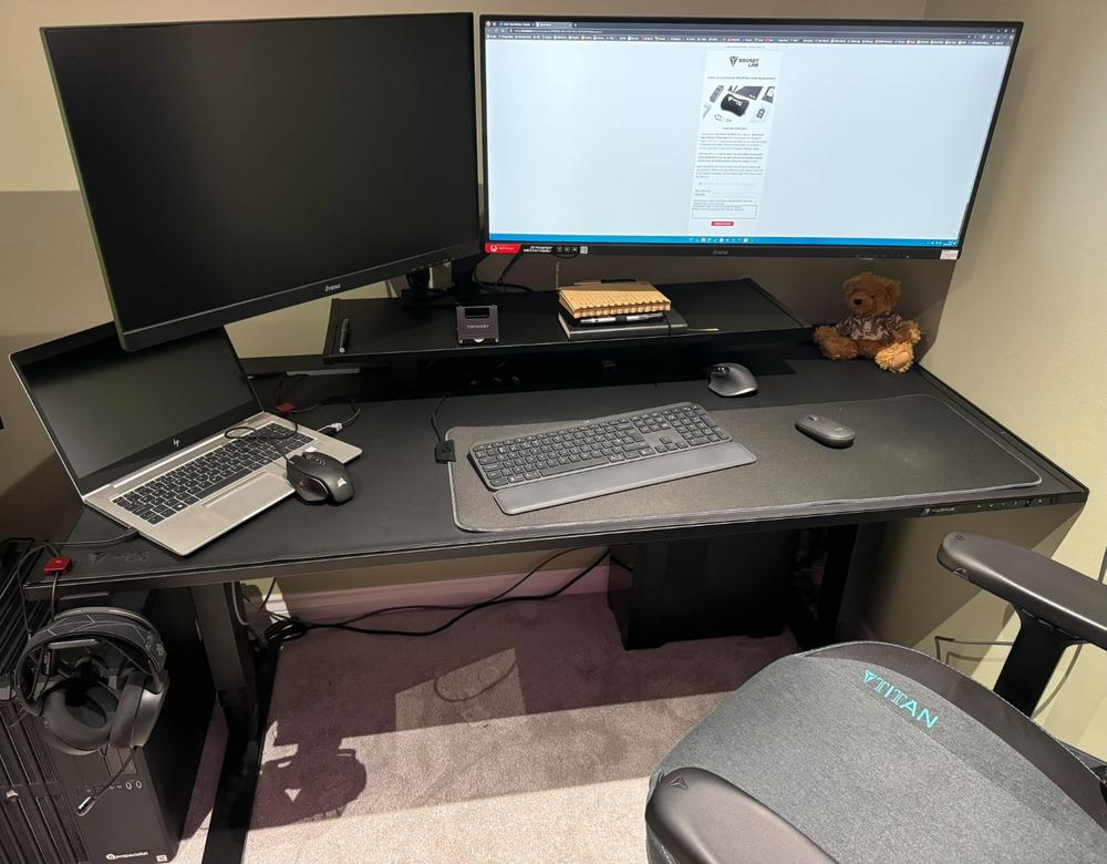 Secretlab MAGNUS Pro - Box 2 - Motorised Leg Columns (Plug Type G) - Customer Photo From Steve McEwan