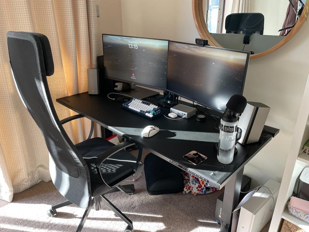 Secretlab MAGNUS Pro - Box 2 - Motorised Leg Columns (Plug Type G) - Customer Photo From Lewis McGillion