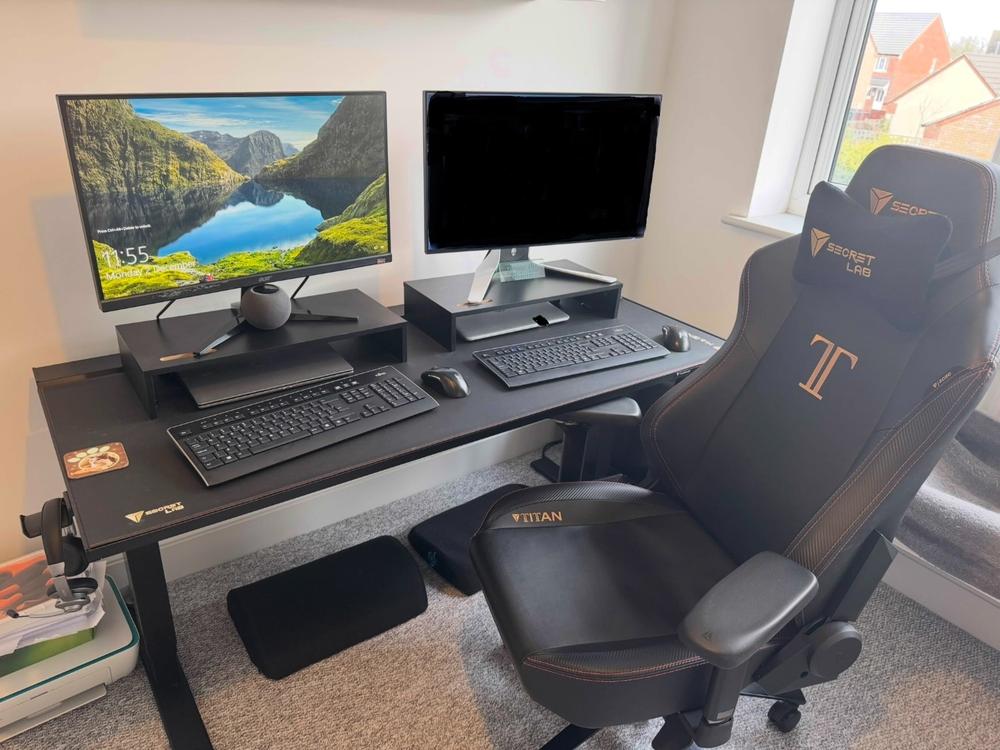 Secretlab MAGNUS Pro - Box 2 - Motorised Leg Columns (Plug Type G) - Customer Photo From Dan Cripps