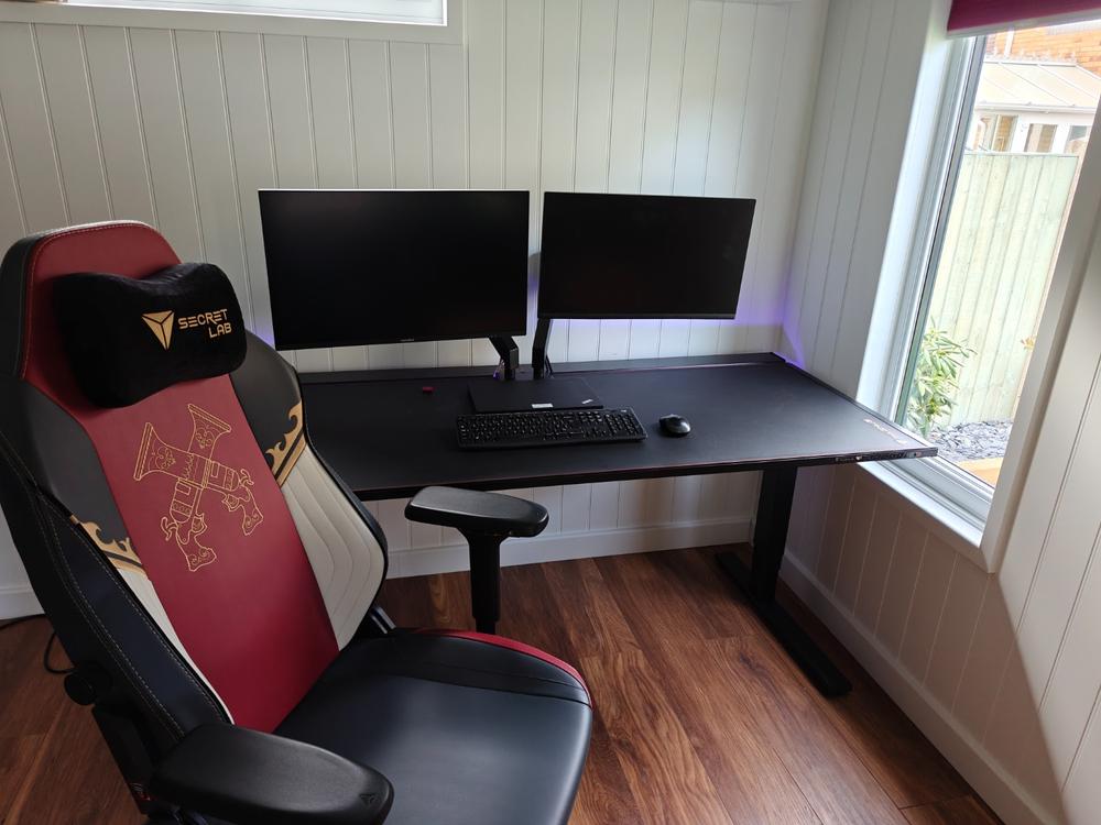 Secretlab MAGNUS Pro XL - Box 2 - Motorised Leg Columns (Plug Type G) - Customer Photo From Andy Ciesielski