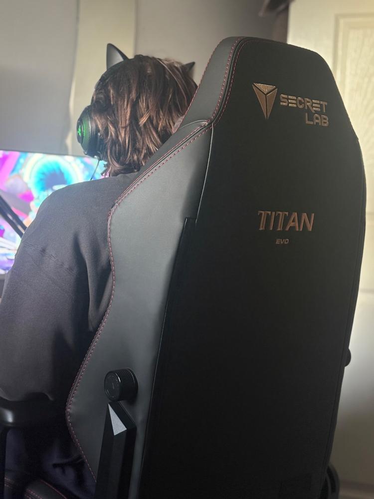 Secretlab TITAN Evo - Regular - NEO Hybrid Leatherette (0307) - Customer Photo From Amelia Armit