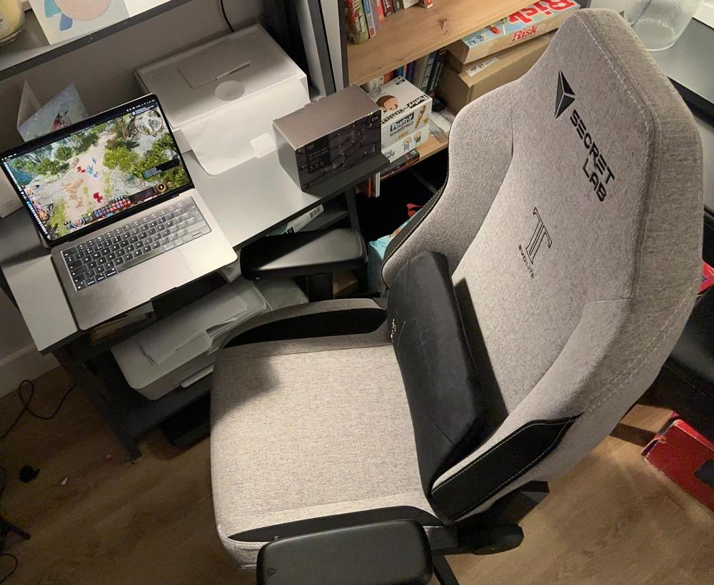 Secretlab TITAN Evo Lite - Regular - SoftWeave™ Fabric - Customer Photo From Robert Fein