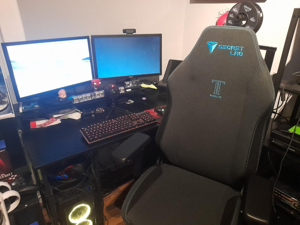 Secretlab TITAN Evo Lite - Regular - SoftWeave® Fabric - Customer Photo From Ross McFarlane