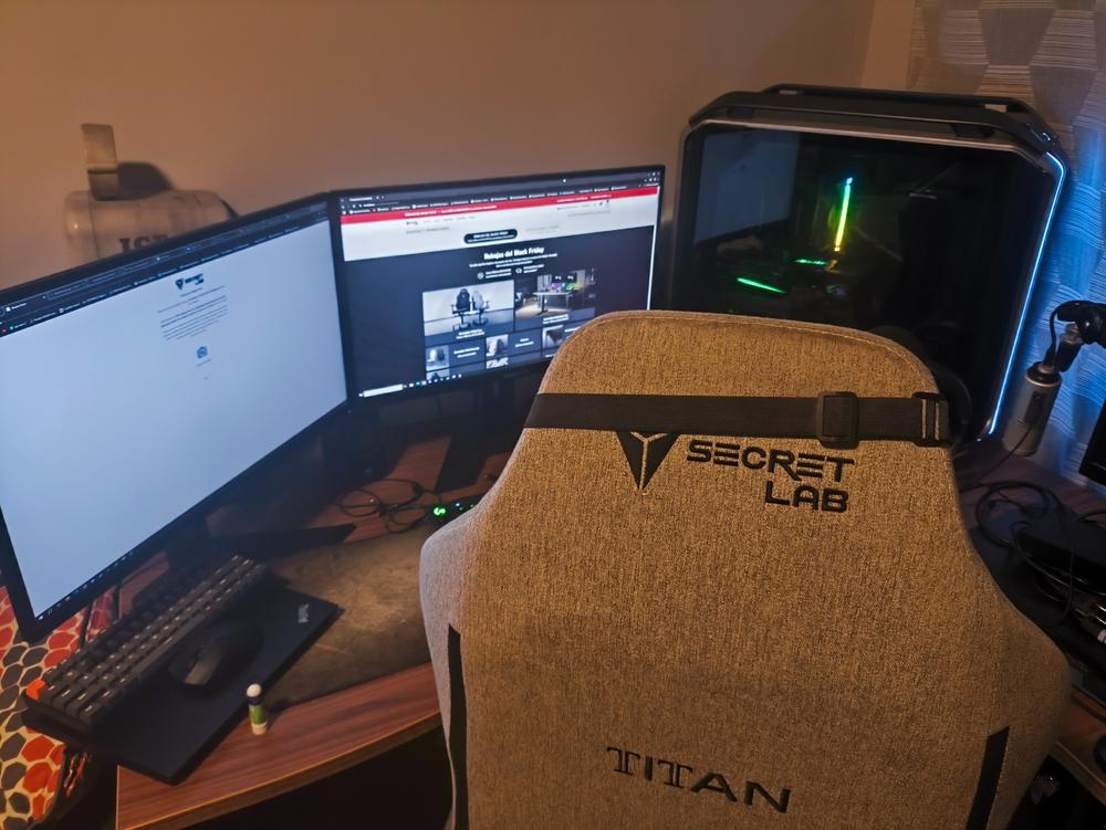 Secretlab TITAN 2020 SoftWeave® - Customer Photo From Edgar Ortiz