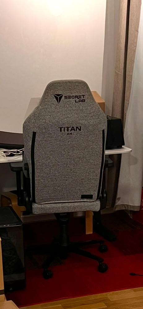 Secretlab TITAN Evo 2022 Series - Regular - Secretlab SoftWeave™ Plus Fabric - Customer Photo From Tobias Nilsson