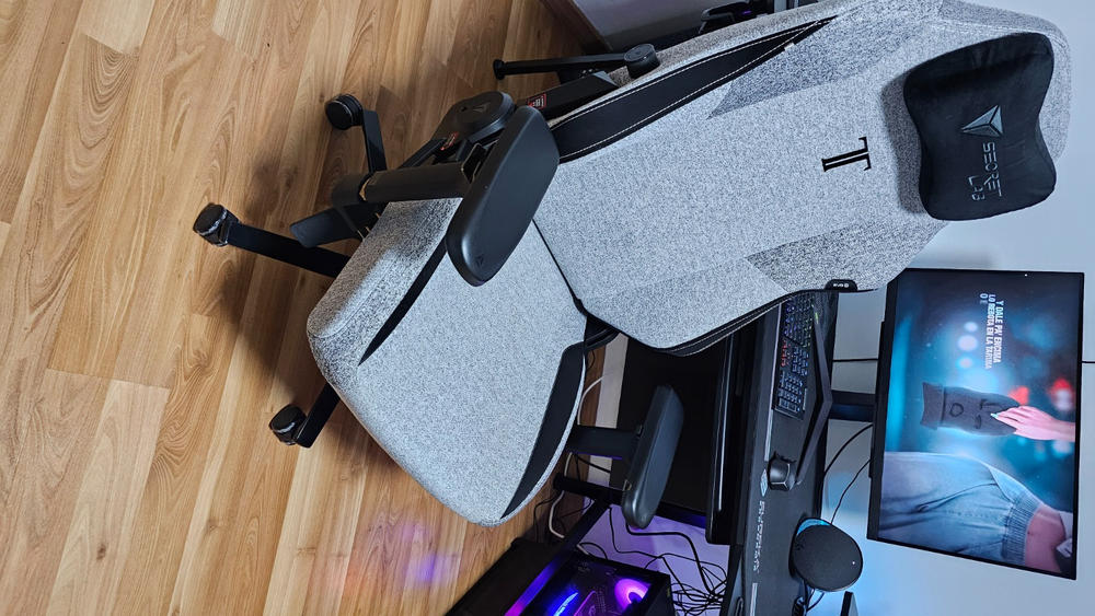 Secretlab TITAN Evo - Regular - Secretlab SoftWeave™ Plus Fabric - Customer Photo From Steven Calderón