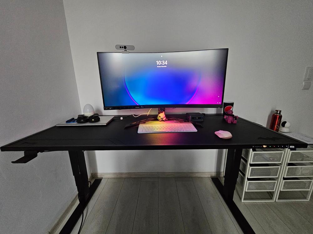 Secretlab MAGNUS Pro - Box 2 - Motorised Leg Columns (Plug Type F) - Customer Photo From Andrei Vasilescu