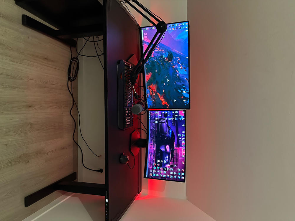 Secretlab MAGNUS Pro - Box 2 - Motorised Leg Columns (Plug Type F) - Customer Photo From Malou Desceliers