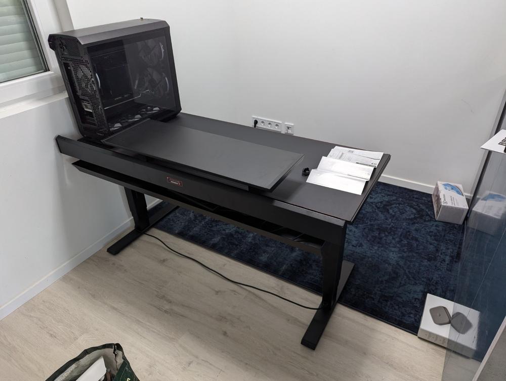 Secretlab MAGNUS Pro - Box 2 - Motorised Leg Columns (Plug Type F) - Customer Photo From Zoltán Konrádi