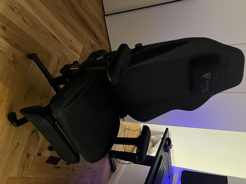 Secretlab MAGNUS Pro - Box 2 - Motorised Leg Columns (Plug Type F) - Customer Photo From Emanuel Vit