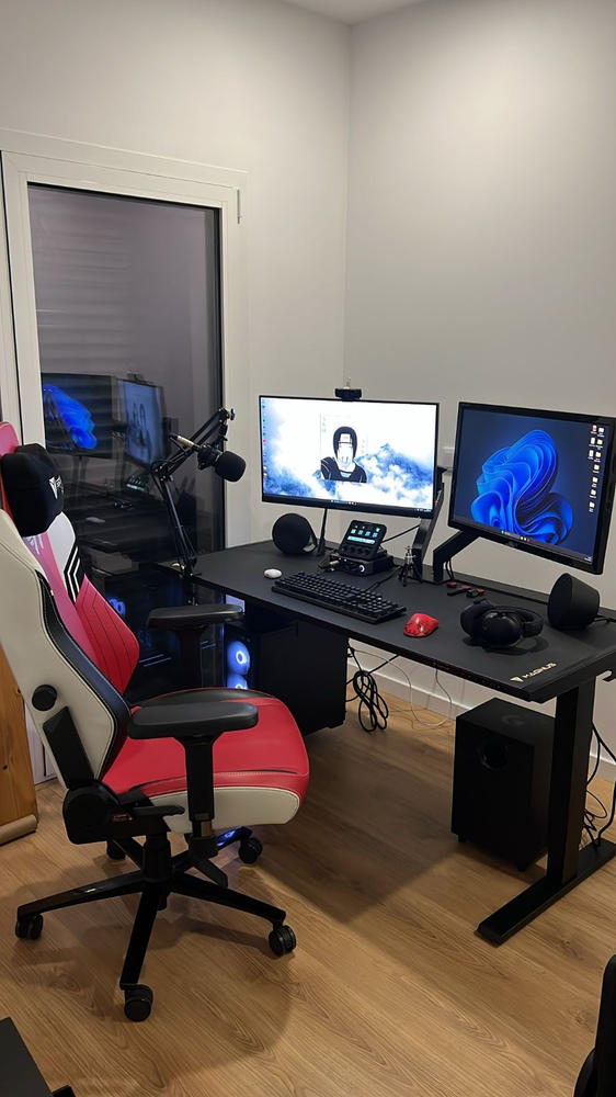 Secretlab MAGNUS Pro - Box 2 - Motorised Leg Columns (Plug Type F) - Customer Photo From Nuno Sousa