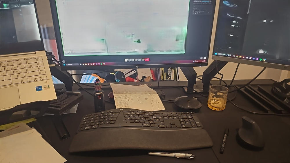 Secretlab MAGNUS Pro - Box 2 - Motorised Leg Columns (Plug Type F) - Customer Photo From Mattis Mebarki