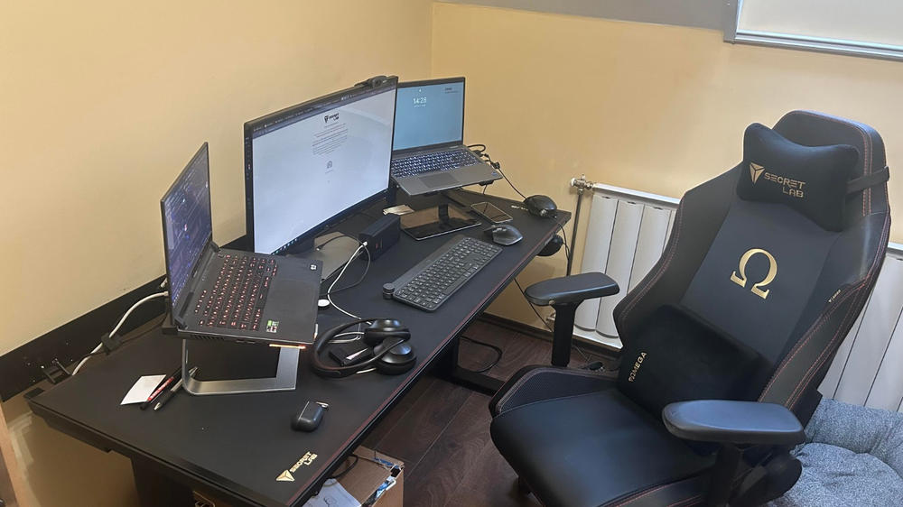 Secretlab MAGNUS Pro - Box 2 - Motorised Leg Columns (Plug Type F) - Customer Photo From Jozsef Csaszar