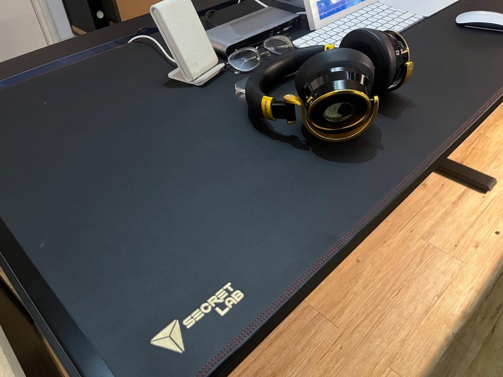 Secretlab MAGNUS Pro - Box 2 - Motorised Leg Columns (Plug Type F) - Customer Photo From Gerard Woittiez