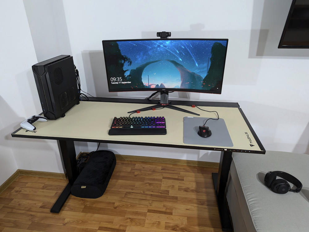 Secretlab MAGNUS Pro - Box 2 - Motorised Leg Columns (Plug Type F) - Customer Photo From Claudiu Dorin Lazar